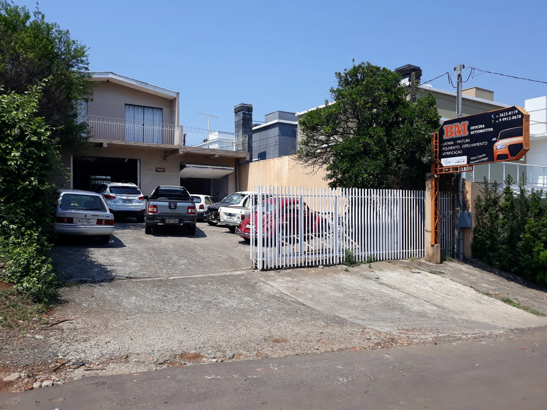Fachada e entrada da BM Pintura Automotiva em Guarapuava