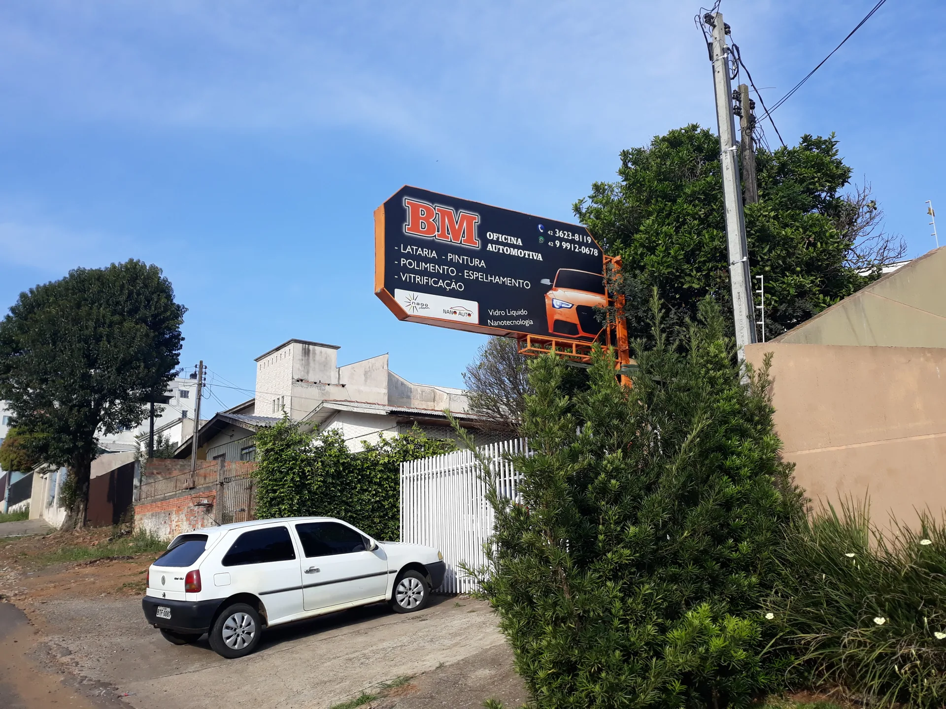 Placa e localização da BM Pintura Automotiva