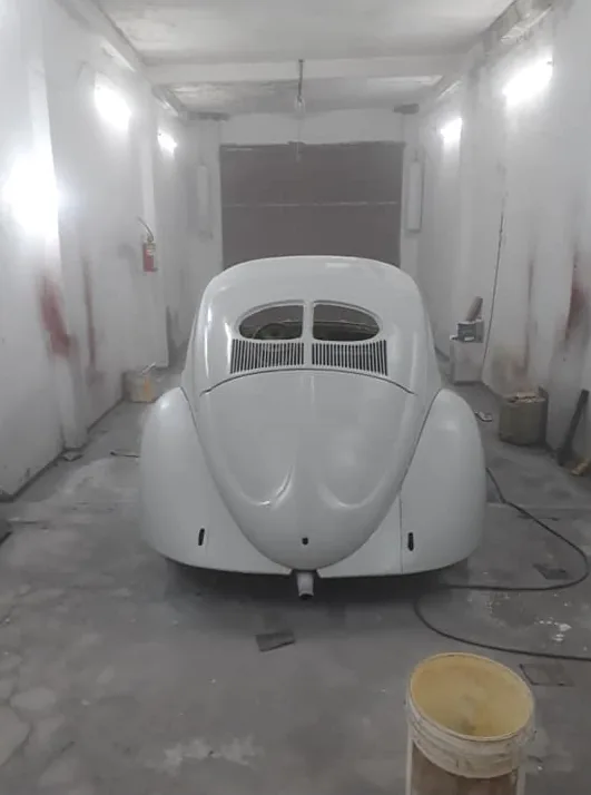 Veículo na cabine de pintura